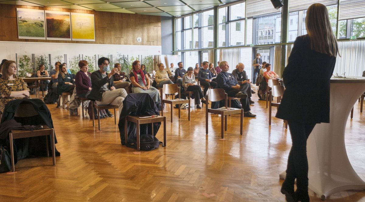 Der Stadtjugendring lud zur Diskussion mit OB-KandidatInnen – hier Veronika Kienzle. Fotos: Joachim E. Röttgers