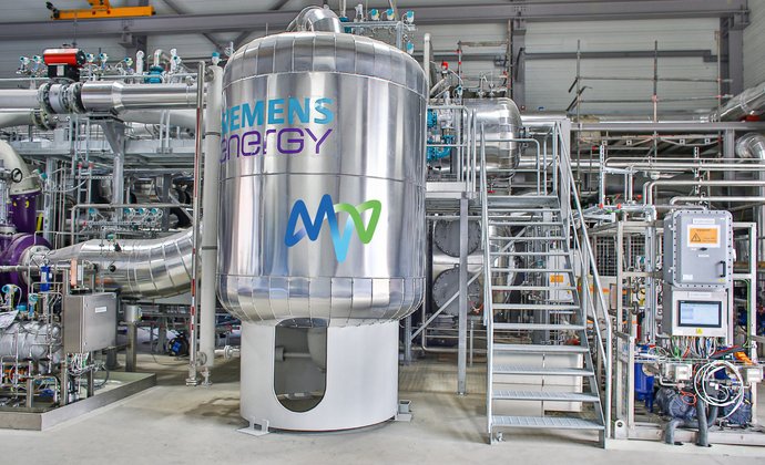Die bereits bestehende MVV-Flusswärmepumpe versorgt via Fernwärmenetz rund 3.500 Haushalte mit Wärme aus dem Rheinwasser. Foto: MVV-Pressebild