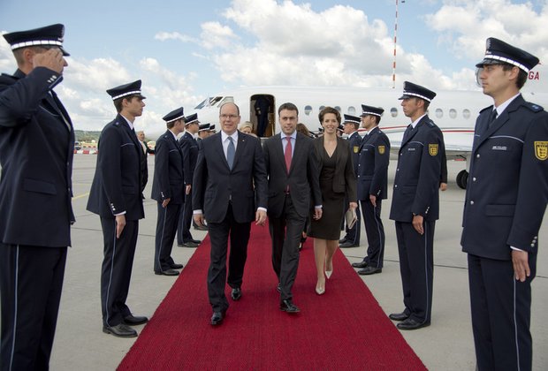 Schmid mit Fürst Albert und Ehefrau Tülay auf dem roten Teppich. Foto: Staatsministerium Bawü