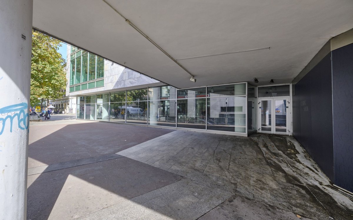 Noch unörtlicher: der Seiteneingang der Kaufhalle.