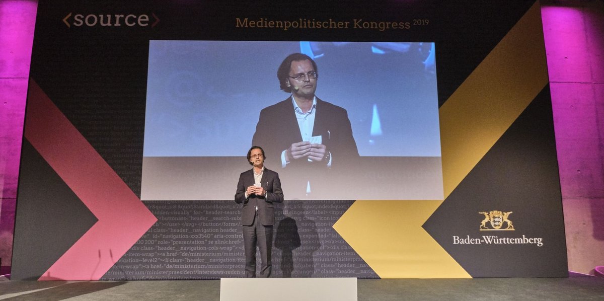 Die ganz große Bühne – Bernhard Pörksen zieht sie unwiderstehlich an. Fotos: Joachim E. Röttgers