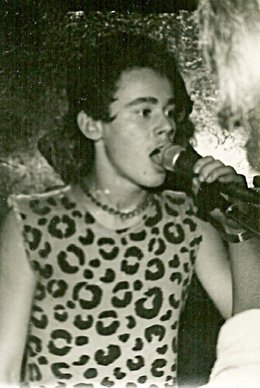 Normahl-Sänger Lars Besa 1980 beim Konzert in der Stuttgarter „Mausefalle“. Foto: Simon Steiner
