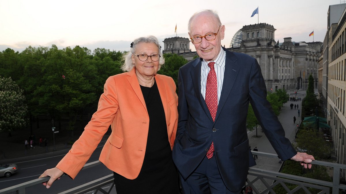 Das Credo der Stiftungsgründer: Überleben geht nur in der Gemeinschaft aller. Helga und Edzard Reuter in Berlin. Foto: Elke A. Jung-Wolff