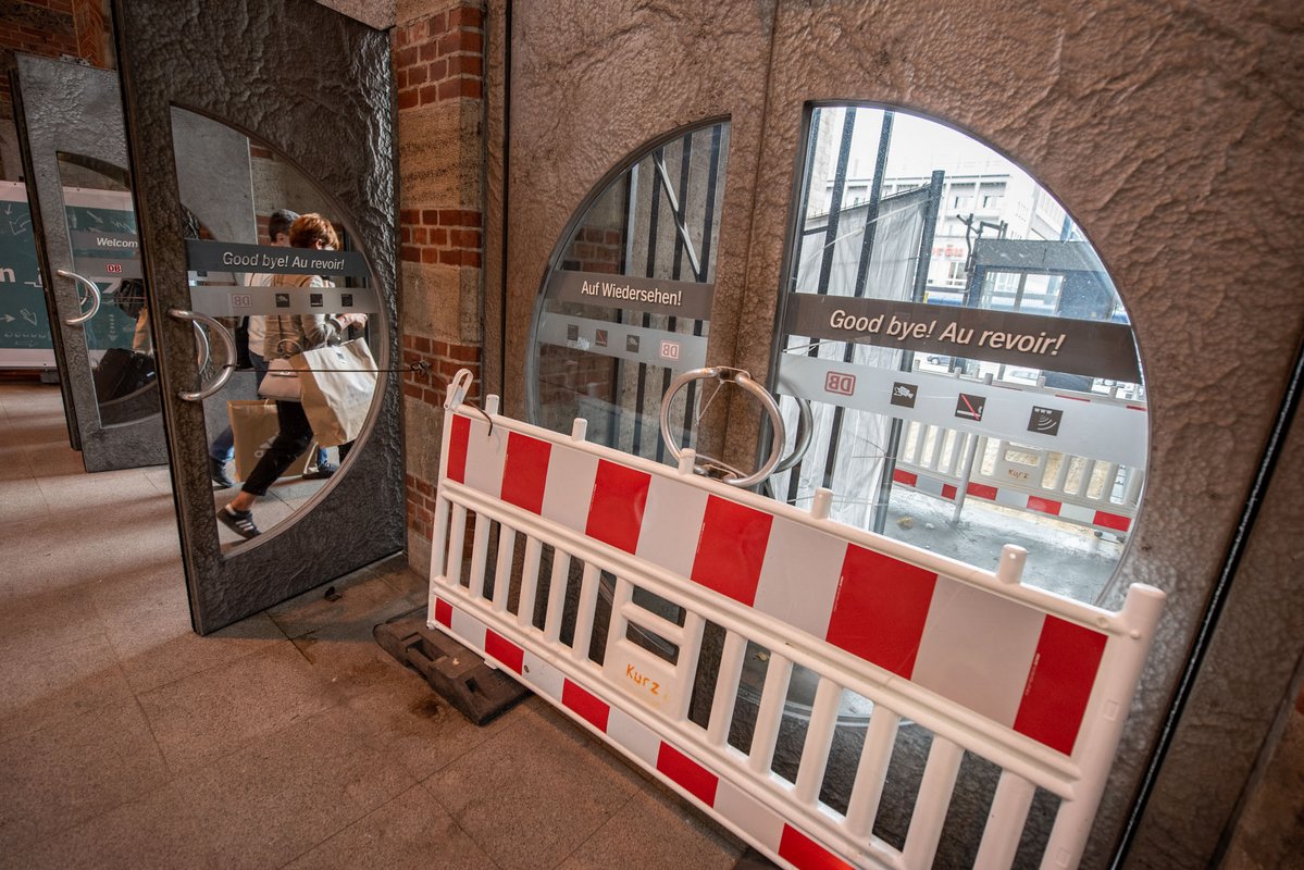 Und es heißt Abschied nehmen: Vom Bonatzbau bleibt nur die Fassade. XY Abschiedsbilder gibt es per Klick aufs Bild. 