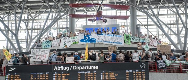 Klimabewegungen sollten die Systemfrage stellen. Hier: Friday-for-Future-Streik am Stuttgarter Flughafen, Juli 2019.