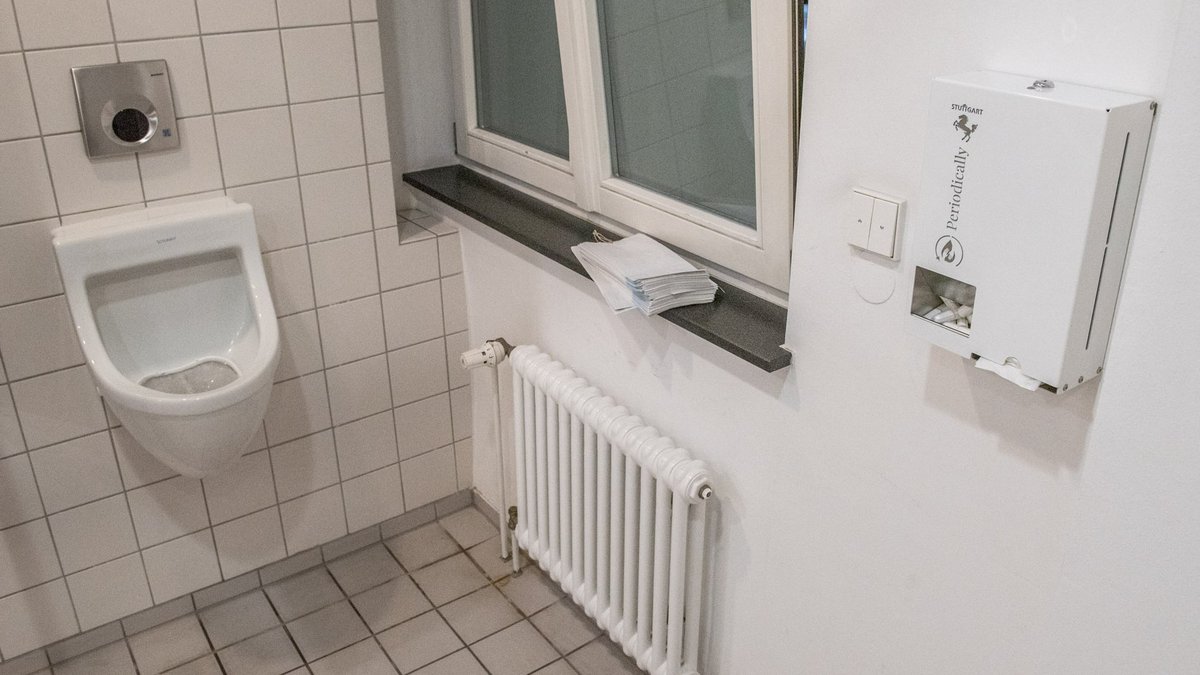 Richtig aufregend:eine Toilette mit Tamponspender. Foto: Jens Volle