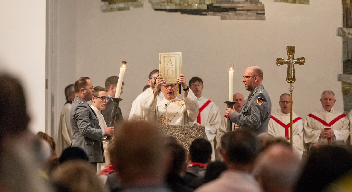 Uniformiert beschützt, verkündet der Diakon und nebenamtliche Militärseelsorger Richard Sellmeyer das Evangelium. Fotos: Jens Volle