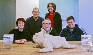 Die Kontext-Redaktion v.l.: Anna Hunger, Joachim E. Röttgers, Mops Max, Josef-Otto Freudenreich, Susanne Stiefel, Sibylle Wais.