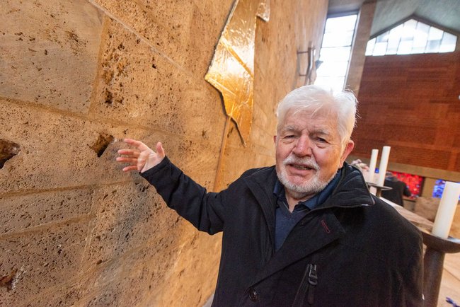 Wolfram Steinmayer an der Altarwand – er hat sie einst mitgebaut.