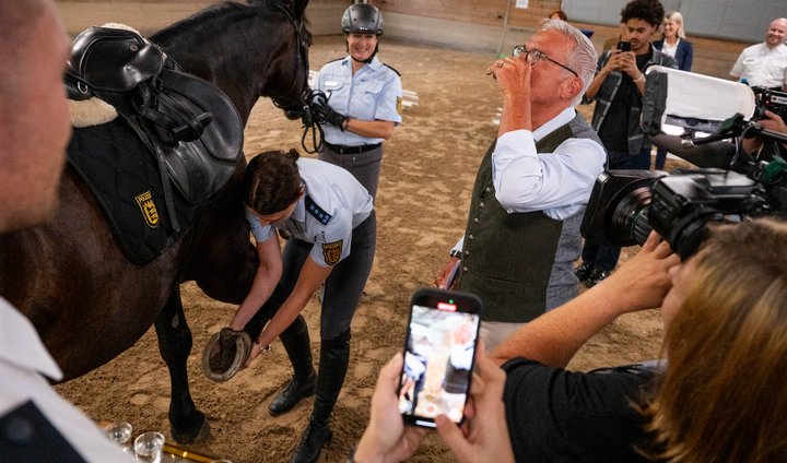 Die anderen vier kippt sich der Minister selbst hinter die Binde – natürlich nur Wasser. 