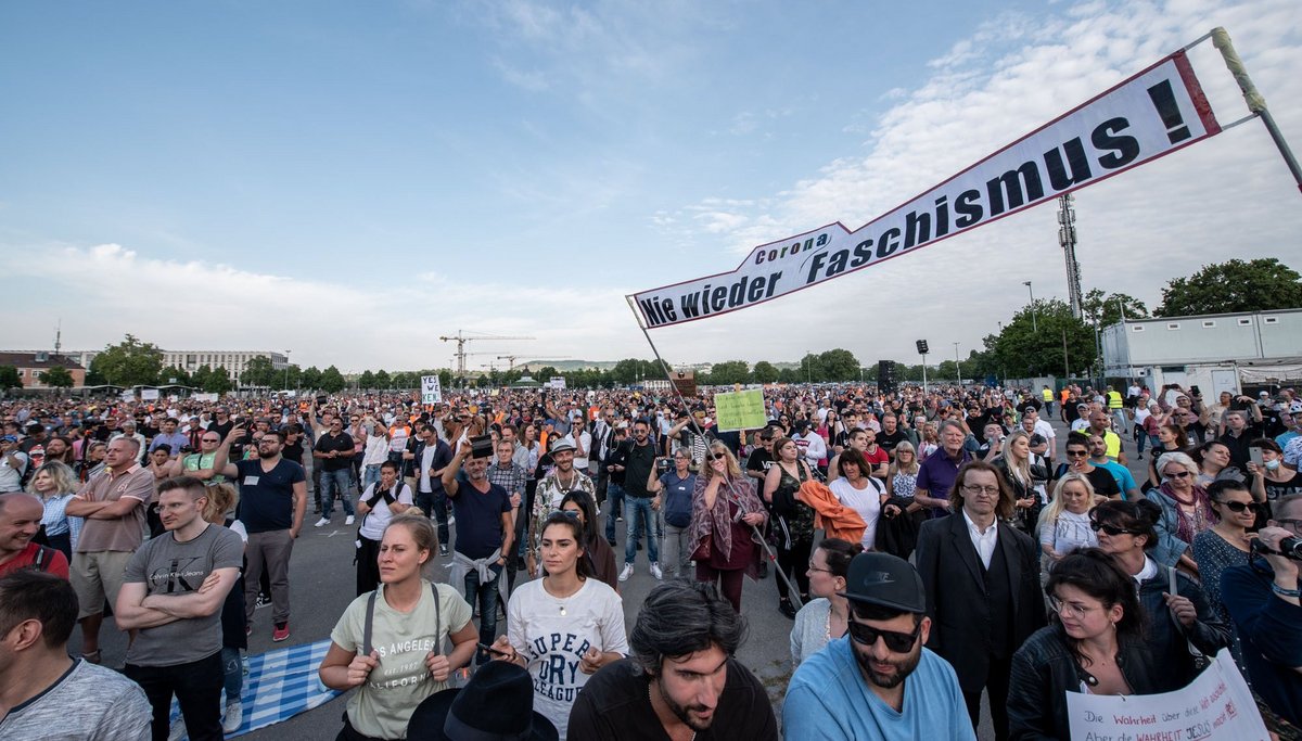 Wie war das eigentlich gemeint mit "Alle zusammen gegen den Faschismus!"? Mehr Demo-Eindrücke in der Bilderstrecke. 