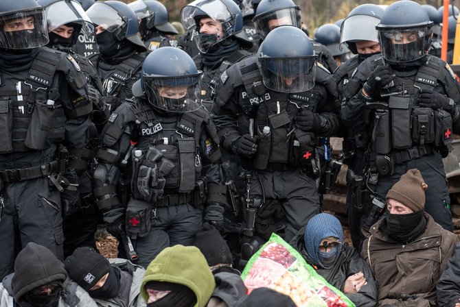 Und nicht nur die unten im Bild hätten gern eine Kennzeichnungspflicht für Polizeibeamte.