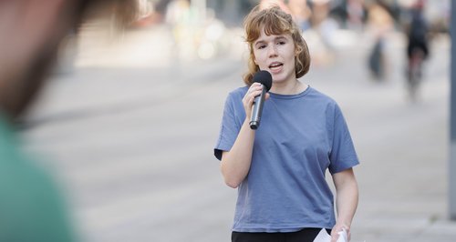 Elly Reich von der Grünen Jugend auf der Kundgebung am 9. Juni in Stuttgart. Foto: Julian Rettig