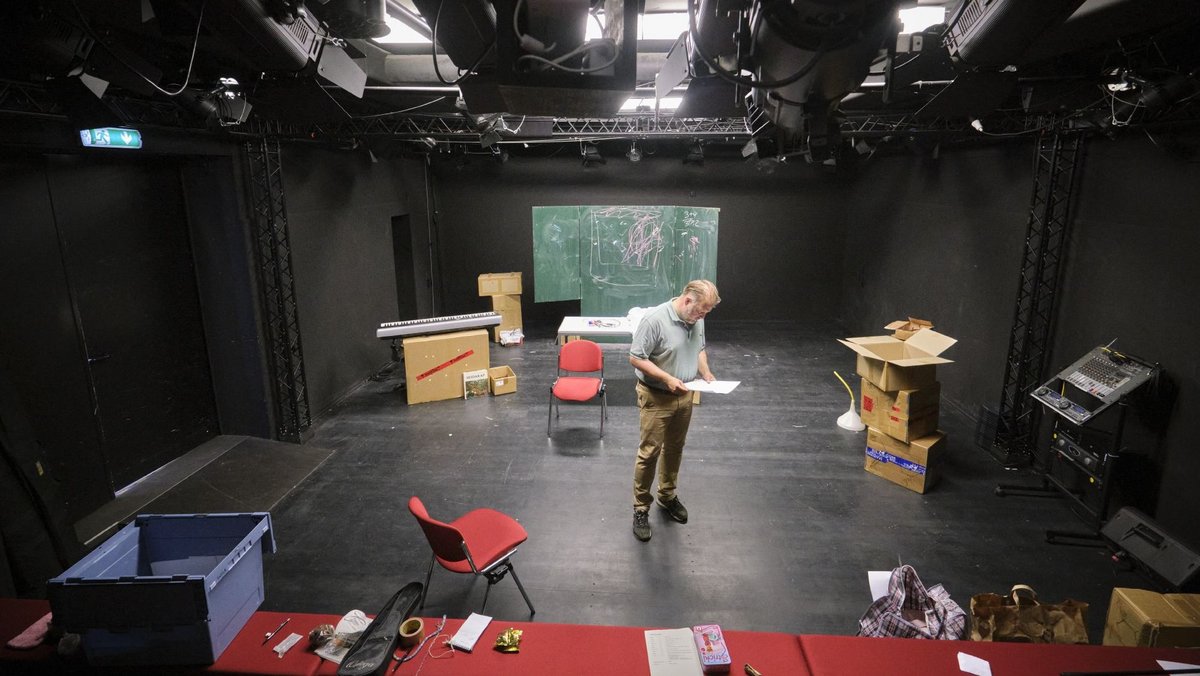 Lallo an seinem Arbeitsplatz, der Württembergischen Landesbühne in Esslingen. Lallo an seinem Arbeitsplatz, der Württembergischen Landesbühne in Esslingen.