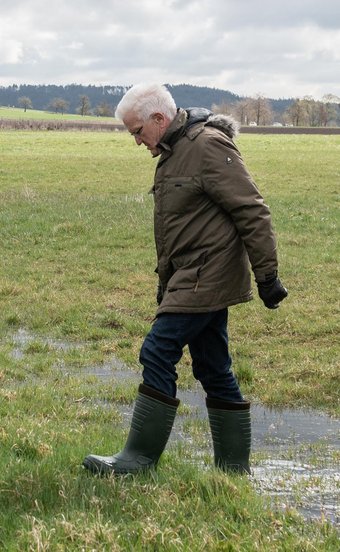 Geländetaugliche Kleidung: Kretschmann in Gummistiefeln.  Geländetaugliche Kleidung: Kretschmann in Gummistiefeln.