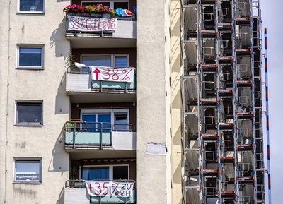 Immer mehr vom Einkommen geht für Miete drauf. Transparente im Stuttgarter Nordbahnhofviertel.