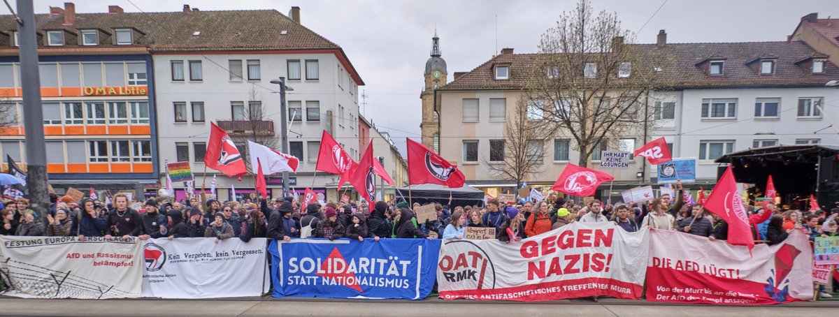 Vor der Tür der "Harmonie" sammeln sich zig Organisationen zur Gegenkundgebung.