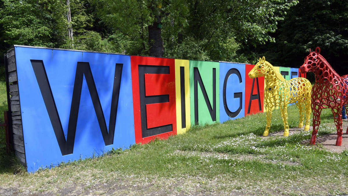 Ebenso bunt sind seine Pferde, aus Hufeisen zusammengeschweißt.