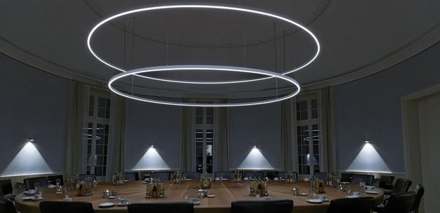 Villa Reitzenstein, Kabinettssaal. Ob die Qualität des Regierens eine Frage der Beleuchtung ist? Villa Reitzenstein, Kabinettssaal. Ob die Qualität des Regierens eine Frage der Beleuchtung ist?