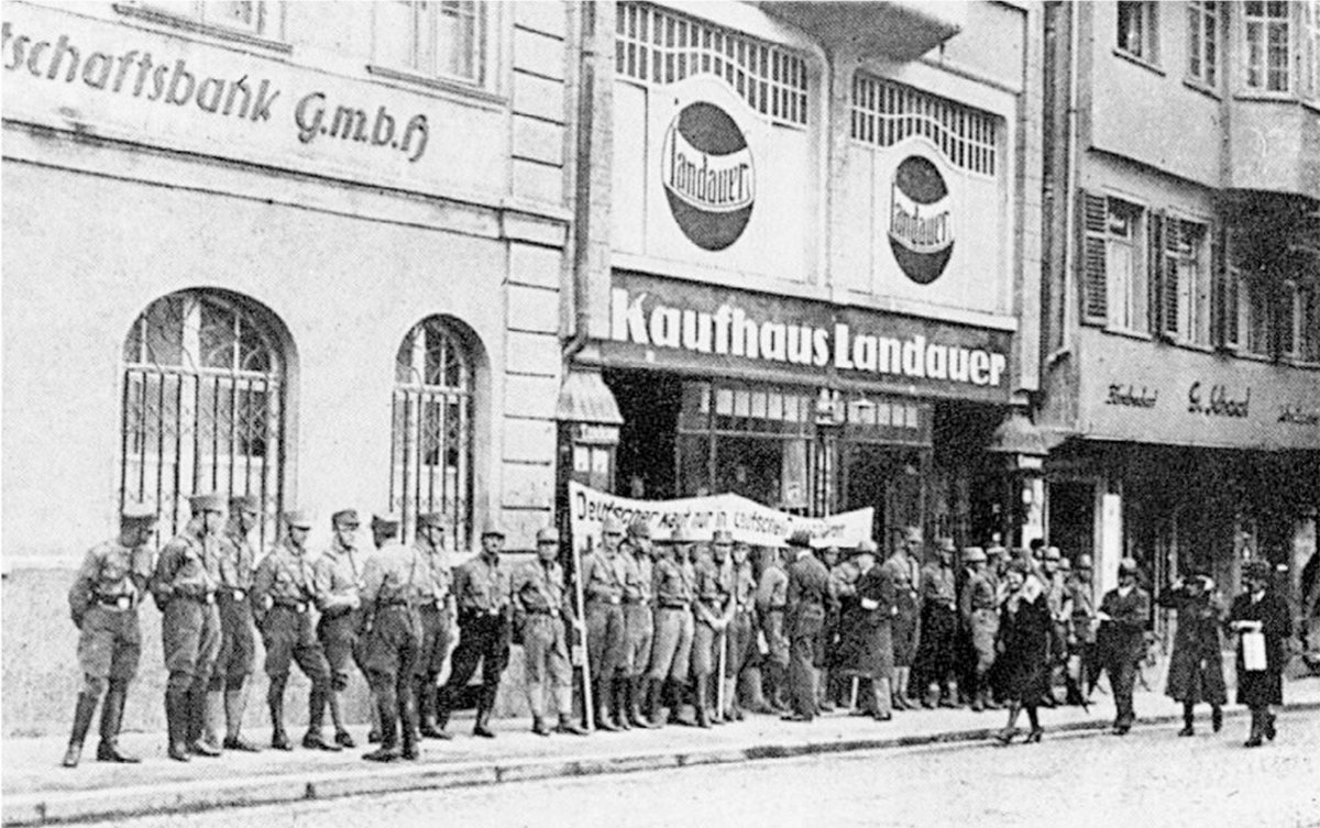 Die Saat geht auf. 1933 belagern SA-Trupps das jüdische Kaufhaus Landauer in Ravensburg.