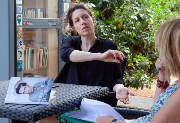 "Was ist das noch, Demokratie?", fragt Christine Prayon die Kontext-Redakteurin Susanne Stiefel. "Was ist das noch, Demokratie?", fragt Christine Prayon die Kontext-Redakteurin Susanne Stiefel.