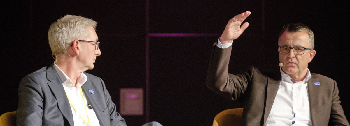 Die neuen Verhältnisse: Der Ulmer Ober-Chefredakteur Ulrich Becker (r.) spricht, der Stuttgarter Unter-Chefredakteur Joachim Dorfs hört zu. Foto: Joachim E. Röttgers