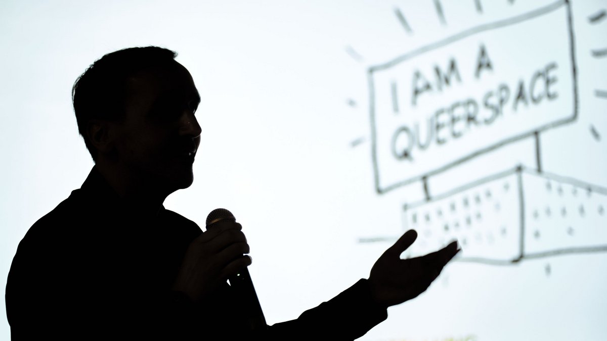 Architekt:innen diskutieren über Rotlichtetablissements – welche in Stuttgart sind mit Klick auf den Pfeil zu sehen.