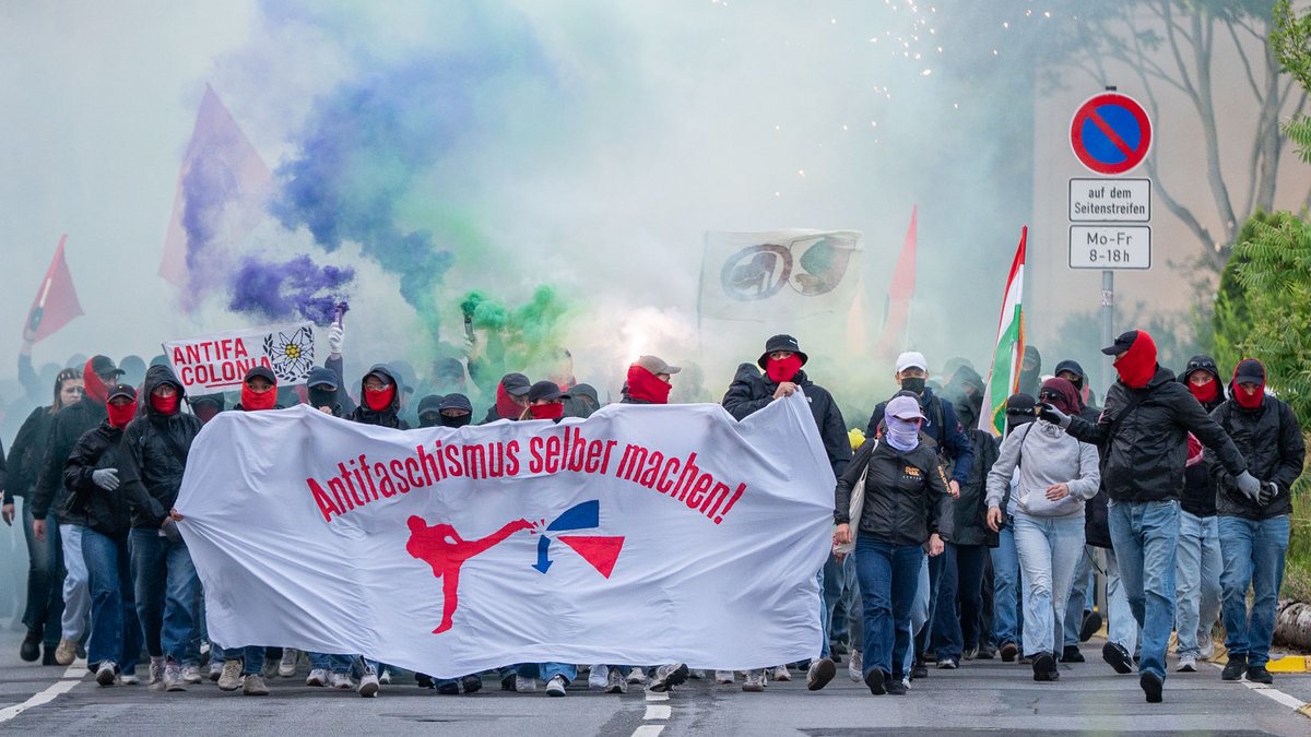 Halb sechs Uhr morgens: Antifaschist:innen marschieren zum AfD-Büro in Erfurt.