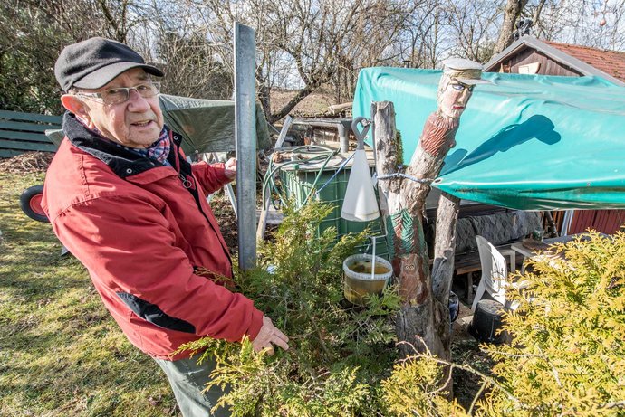 Norbert Gunkel zeigt seine Schnitzereien.