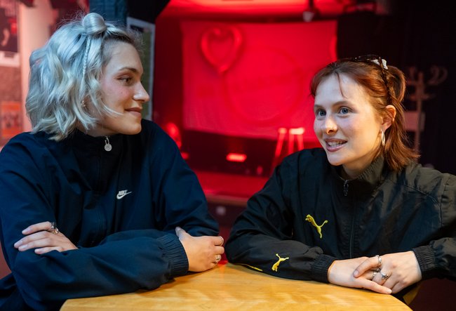 Lise und Lisa (von links) beim Kontext-Gespräch.