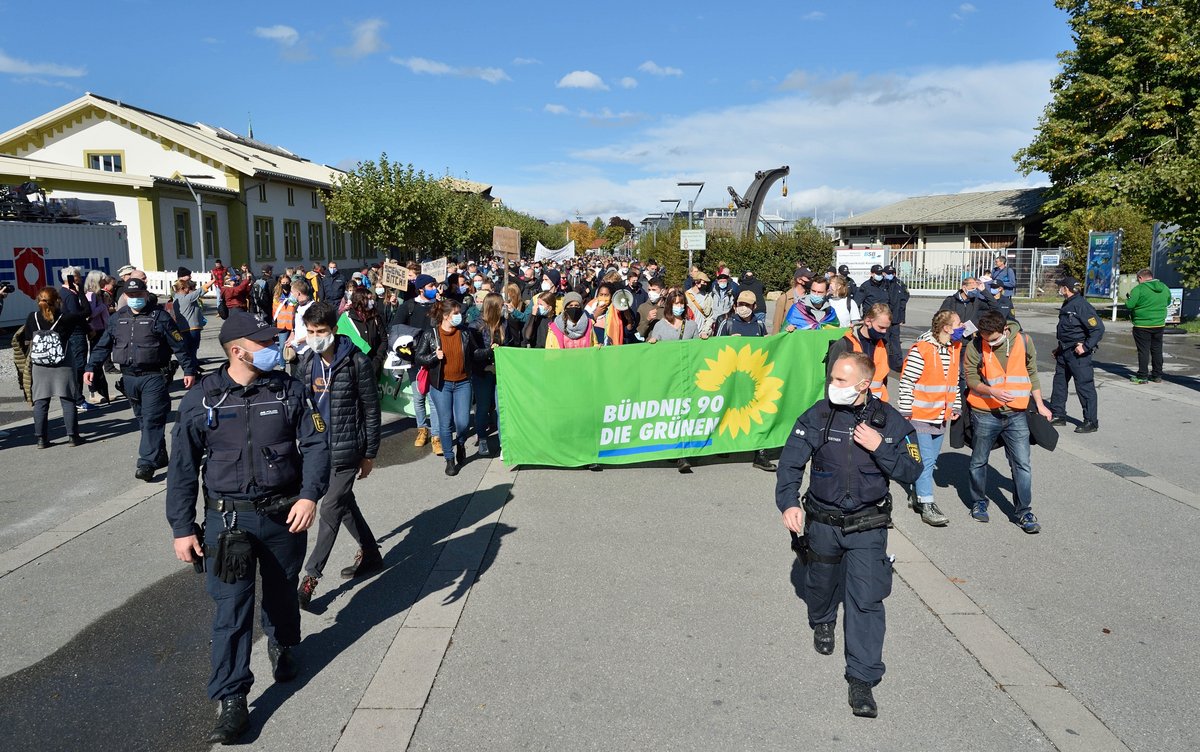 Am Wochenende gab es auch zahlreiche Gegenkundgebungen und Protestmärsche gegen die "Querdenker". 