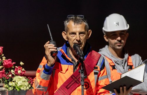 Seelsorger Peter Maile präsentiert seine "Hotline zu Gott".