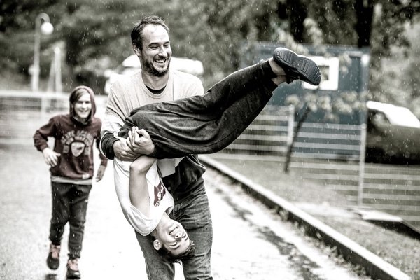 Zusammen lacht es sich in schweren Zeiten leichter. Foto: Wolfgang Schmidt