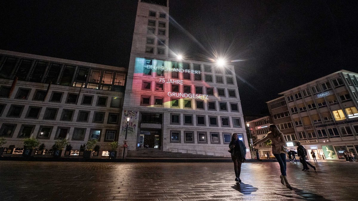Das Recht auf Ehe und Familie steht im Grundgesetz, das am 23. Mai auch in Stuttgart gefeiert worden ist. Foto: Jens Volle