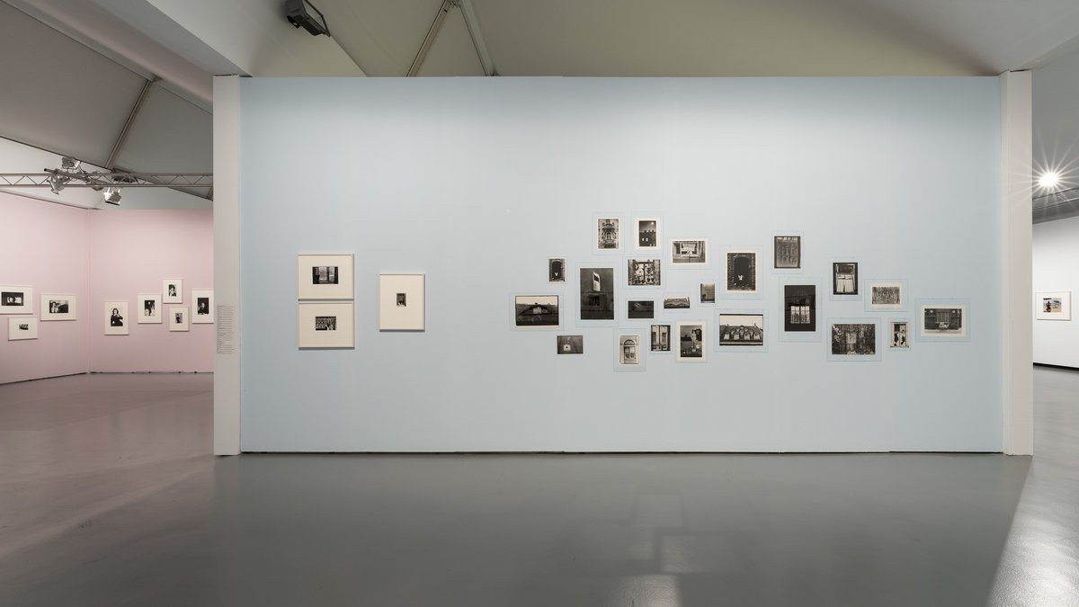 Acht Serien mit Bergemanns Bildern sind auf Themenwänden im Kunsthaus verteilt. Foto: Frank Kleinbach