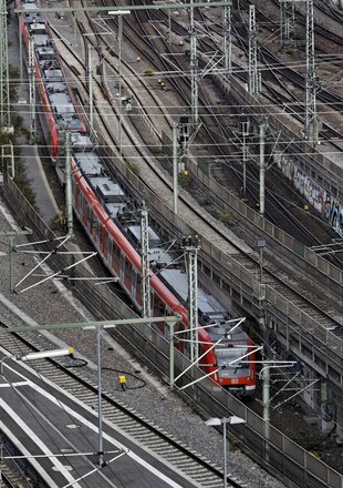 Ab in den Untergrund: S-Bahn am Hauptbahnhof. Foto: Joachim E. Röttgers