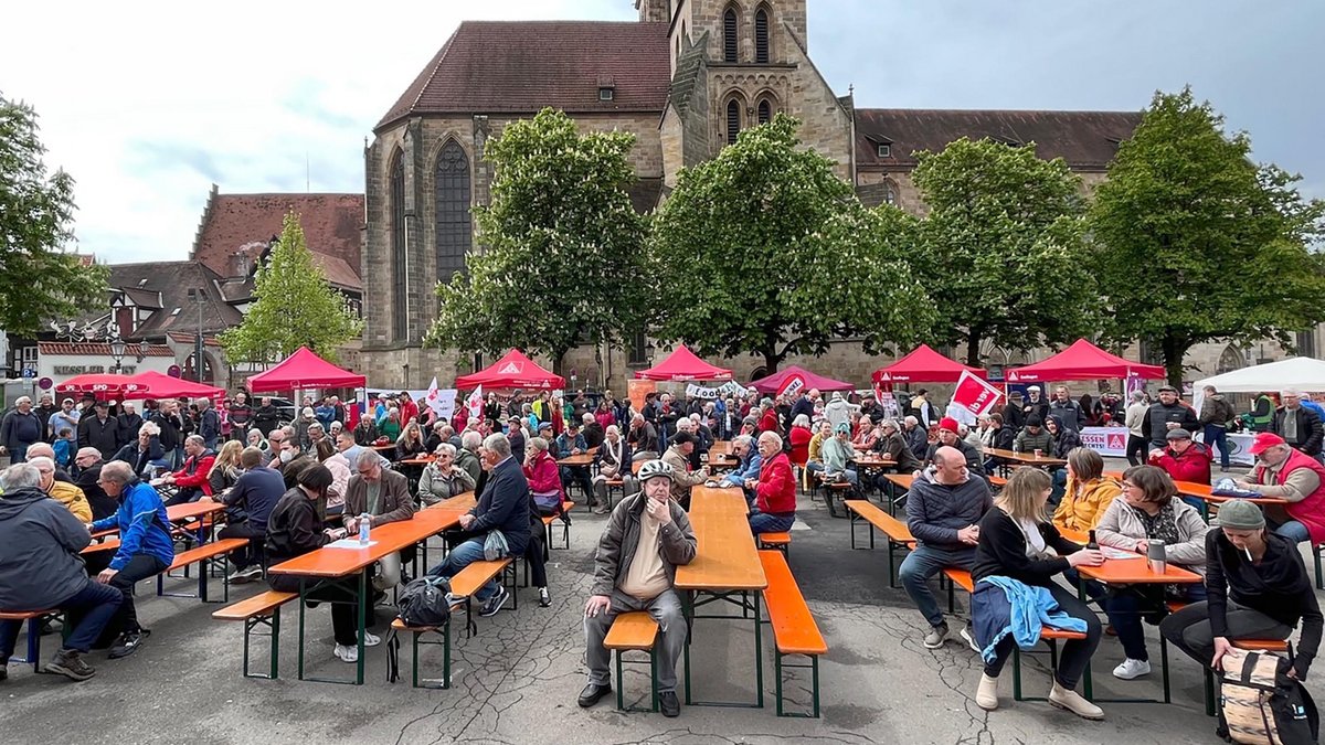 Am Tag der Arbeit, da hocken sie – das zentrale Ereignis in Esslingen. Foto: Kontext