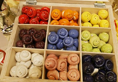 Zwischen Atlantis-Globuli und Cloudbustern liegen bunte Smileys aus Ton. Ihre Mission: gute Laune!