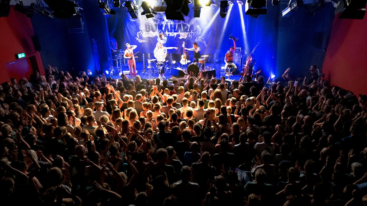 Der proppenvolle Saal am Abend bei Bukaharas Folk-Balkan-Gypsy-Jazz. Foto: Media & More