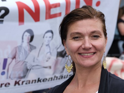 Die Altenpflegerin Anna Gioftsirou will Minister Lauterbach sagen, "wie schlimm das in der Pflege ist!"