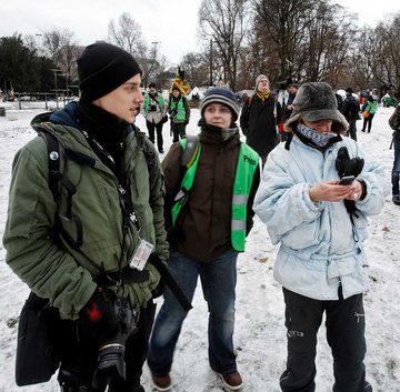 So hat alles angefangen: Chris Grodotzki mit Anna Hunger (Mitte) und Susanne Stiefel von Kontext bei der Schlossgartenräumung 2012.