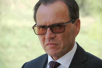 Der Vorstands-Vorsitzende Norbert Scheuchen stellt sich tatsächlich den Fragen der Journalisten.