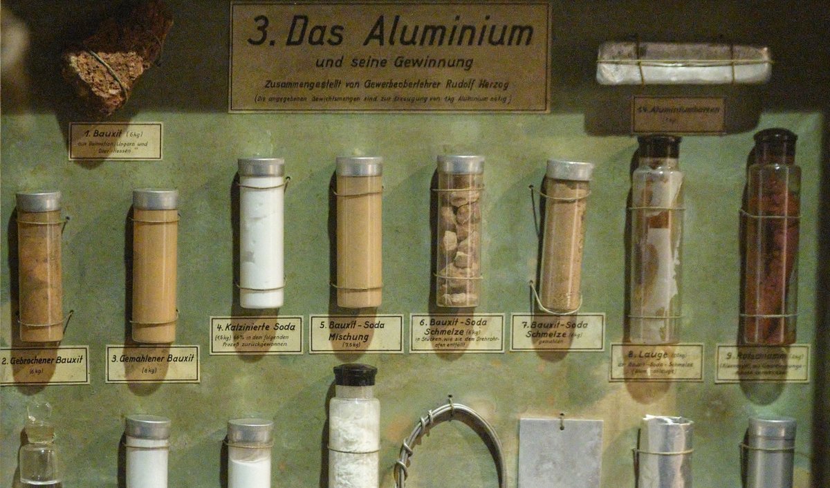 Um Aluminium geht es. Hier seine Bestandteile, aufgereiht im Schaukasten aus dem Zeppelin-Werksmuseum von 1938.