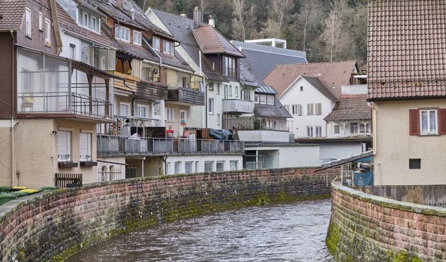 Ein Mäuerle (wie hier in Altensteig an der Nagold) reicht nicht mehr.