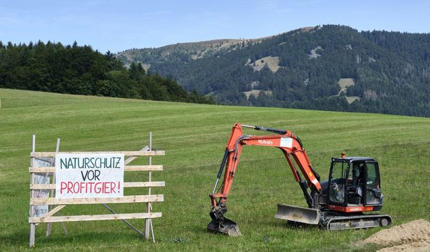 Im Streit der Konfliktparteien siegt allzu oft der Bagger. Im Streit der Konfliktparteien siegt allzu oft der Bagger.
