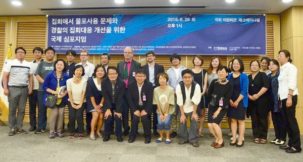 Reicherter (pinkes Hemd, grüne Krawatte) und sein englischer Kollege Sam Hawke (rechts daneben) auf dem Wasserwerfer-Symposium. Foto: Reicherter