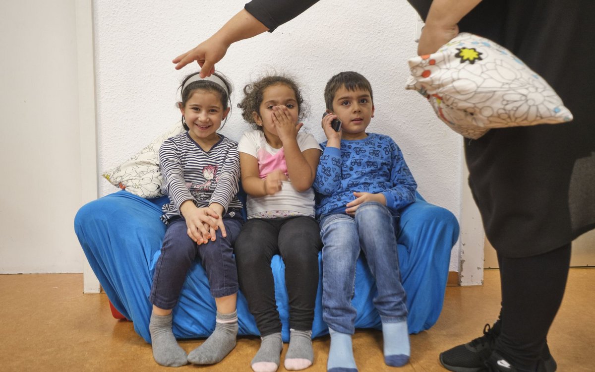 Pause II. (Von links: Rukiye, 6 Jahre, Dilara, 4, und Hamza, 6, im Familienzentrum FIZ.)