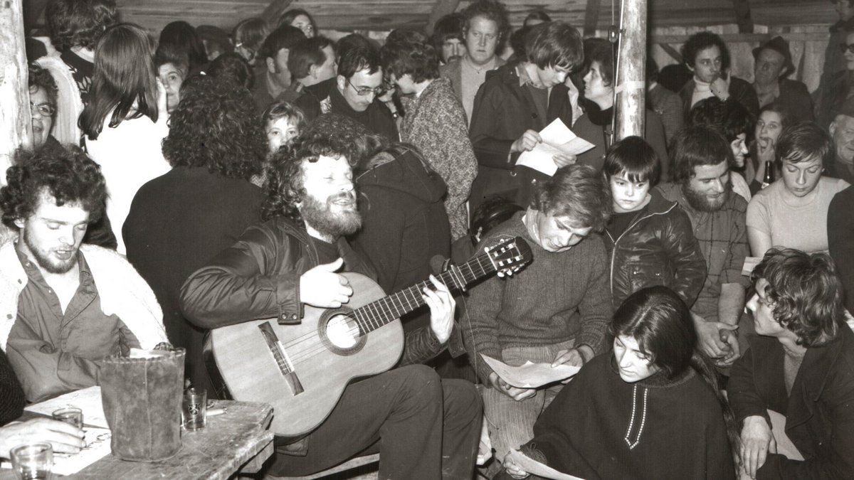Viele Künstler:innen und Kulturschaffende waren dabei. Hier mittendrin: Liedermacher Walter Mossmann.