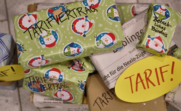Weihnachtsgeschenke vor dem DGB-Saal – nicht vom Pressehaus.