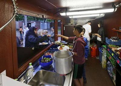 Außen bunt, innen lecker: der bemalte Küchencontainer vor dem Jugendhaus.